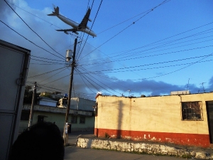 Aviones en la Colonia Santa Fe, cercana al aeropuerto Internacional La Aurora de Guatemala