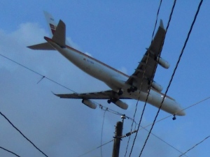 Aviones aterrizando cerca de la colonia Santa Fe de Guatemala, como en la isla de Saint Maarten